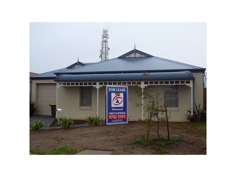 2/12 Ozzimo Way, Werribee VIC 3030