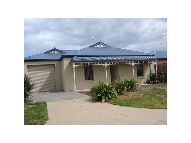 2/12 Ozzimo Way, Werribee VIC 3030