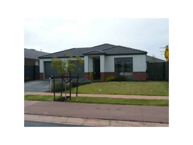 8 Lindsay Gardens, Point Cook VIC 3030