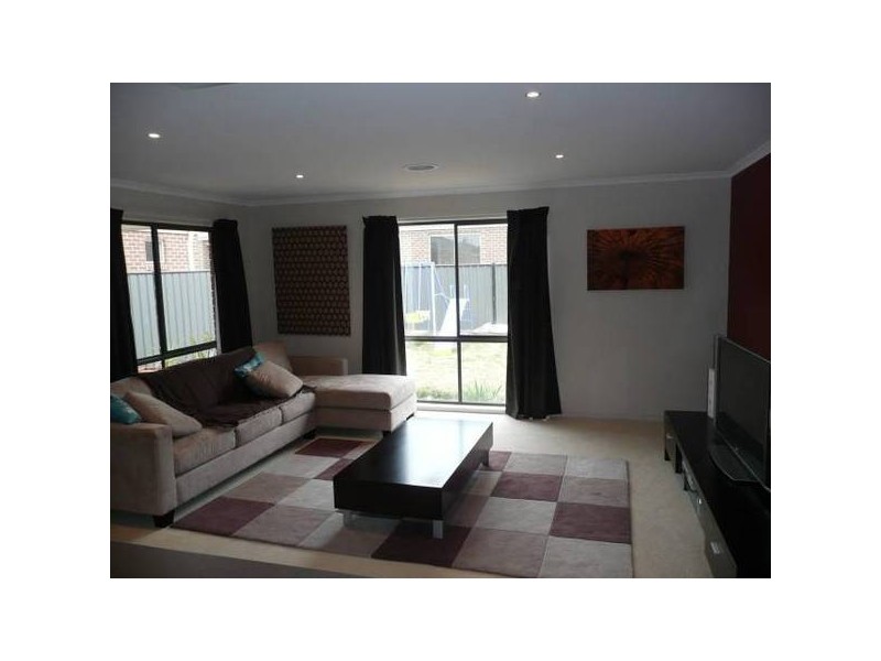 8 Lindsay Gardens, Point Cook VIC 3030