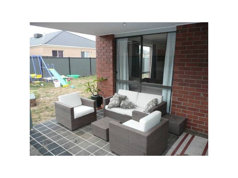 8 Lindsay Gardens, Point Cook VIC 3030