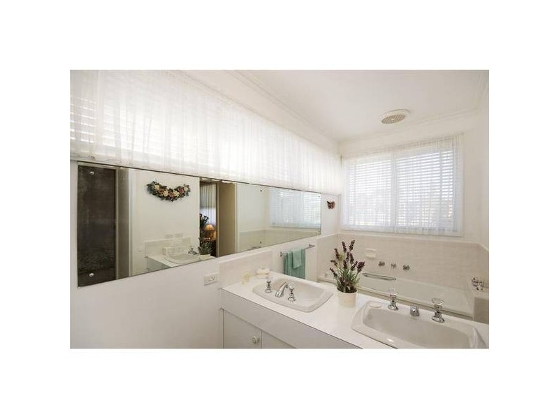 2 Burnham Drive, Hoppers Crossing VIC 3029