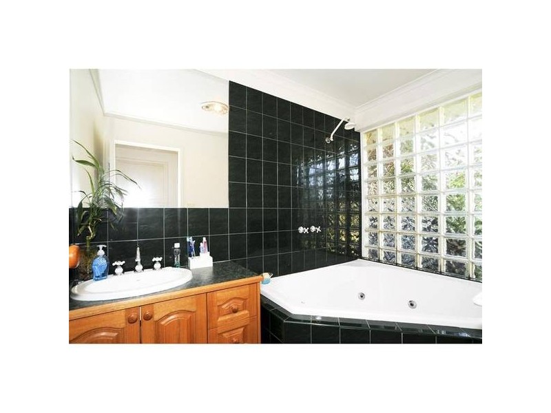 20 Daphne Crescent, Werribee VIC 3030