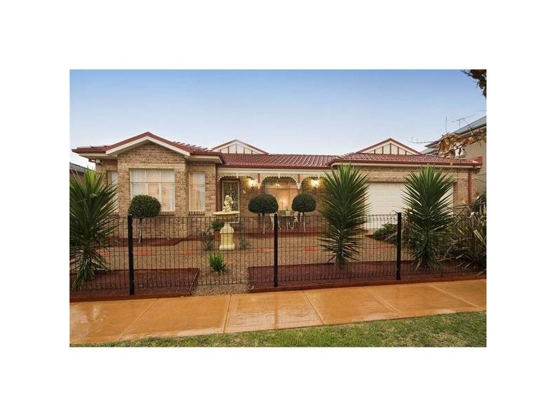 16 May Gibbs Close, Point Cook VIC 3030