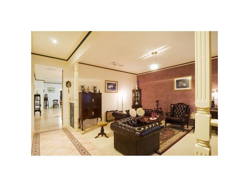 16 May Gibbs Close, Point Cook VIC 3030