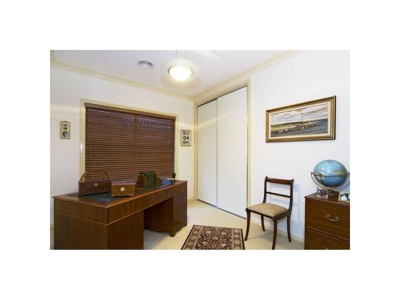 16 May Gibbs Close, Point Cook VIC 3030