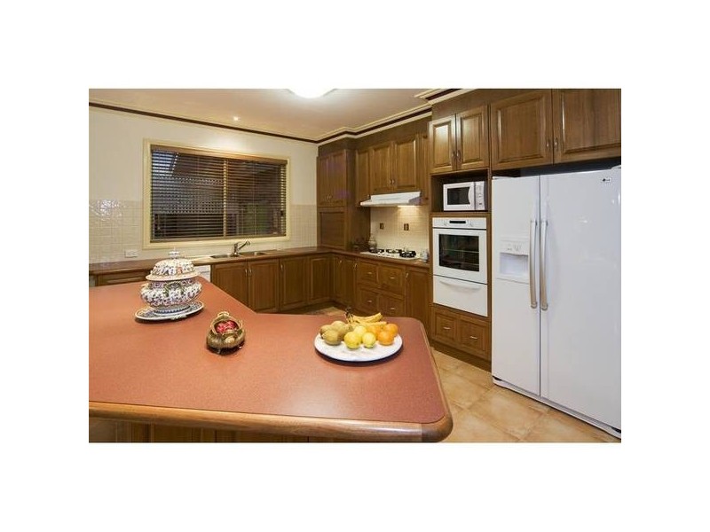 16 May Gibbs Close, Point Cook VIC 3030