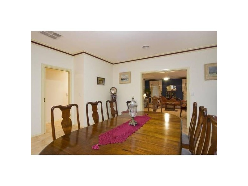 16 May Gibbs Close, Point Cook VIC 3030