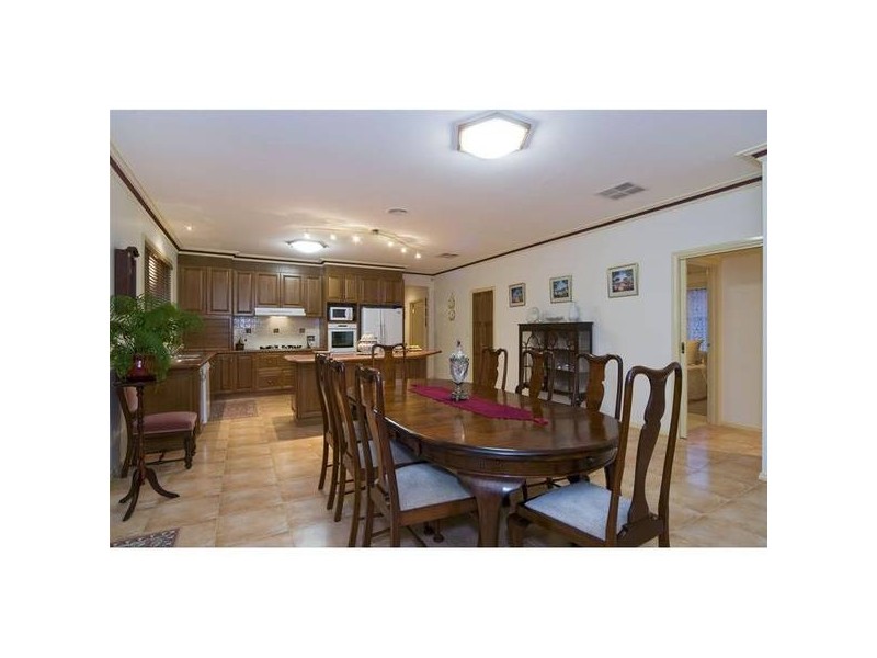 16 May Gibbs Close, Point Cook VIC 3030