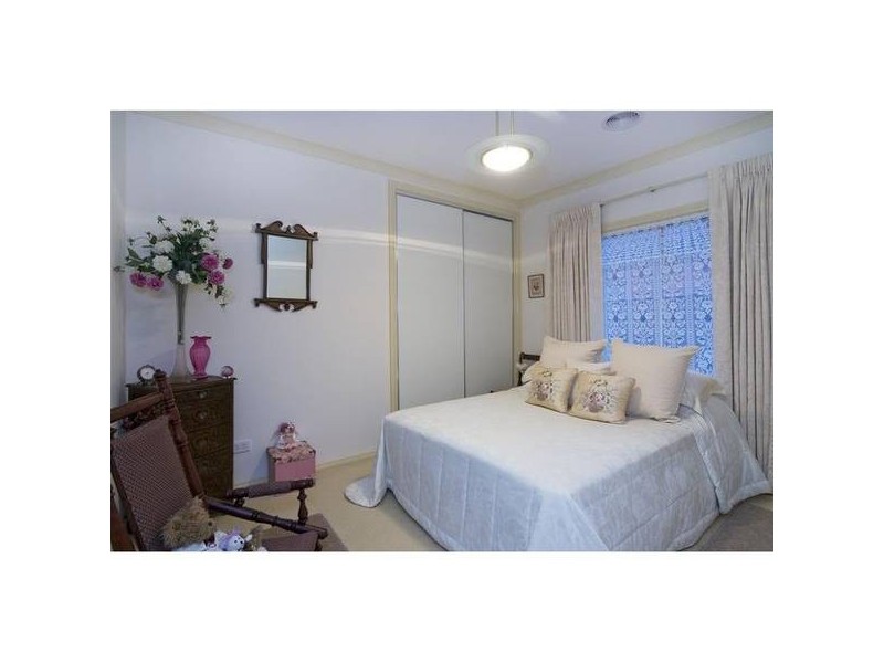 16 May Gibbs Close, Point Cook VIC 3030
