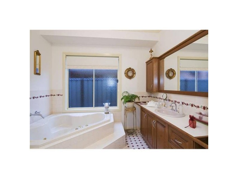 16 May Gibbs Close, Point Cook VIC 3030