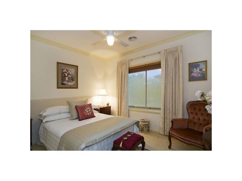 16 May Gibbs Close, Point Cook VIC 3030
