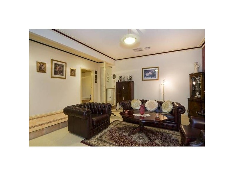 16 May Gibbs Close, Point Cook VIC 3030