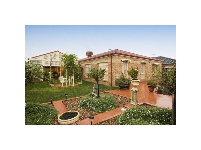 16 May Gibbs Close, Point Cook VIC 3030
