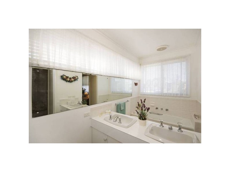 2 Burnham Drive, Hoppers Crossing VIC 3029