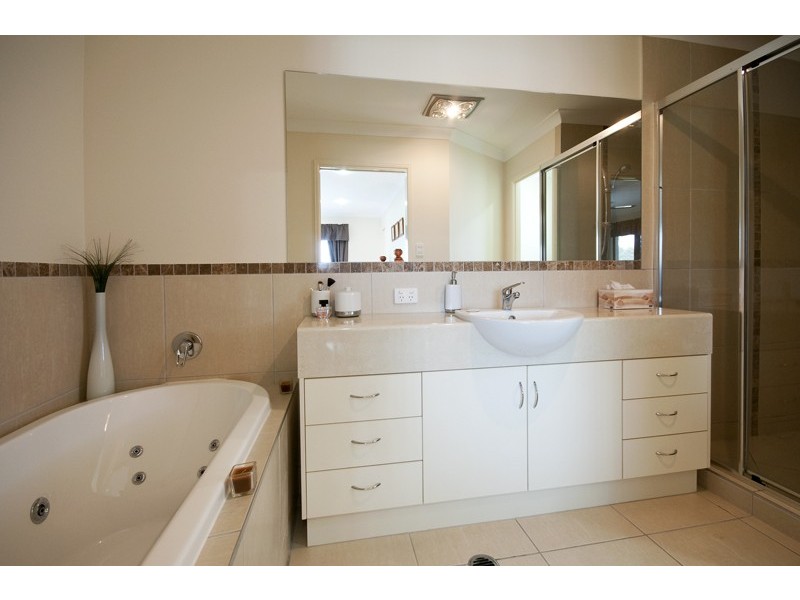 5 Pine Ridge Place, Little Mountain QLD 4551