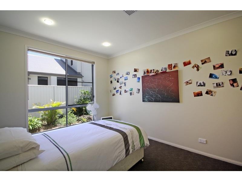 38 Tarawa Street, Kawana Island QLD 4575