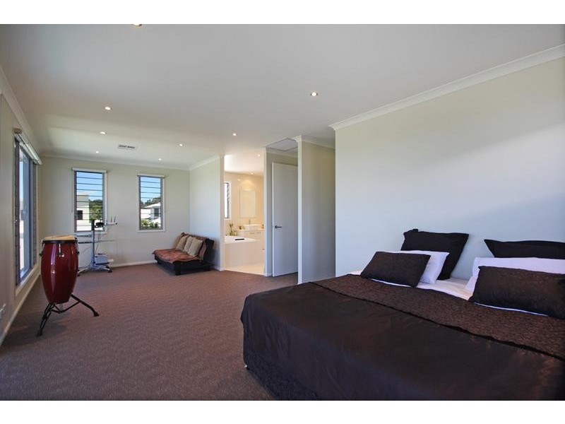 38 Tarawa Street, Kawana Island QLD 4575