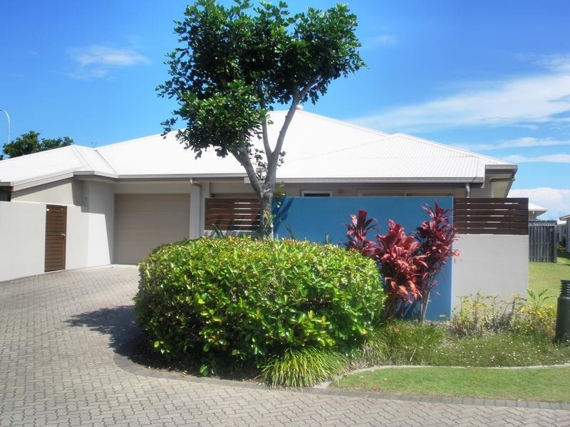 2/2 Grand Parade, Kawana Island QLD 4575