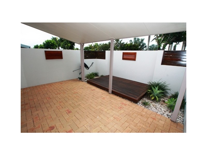 2/2 Grand Parade, Kawana Island QLD 4575