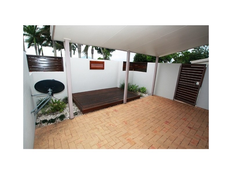 2/2 Grand Parade, Kawana Island QLD 4575