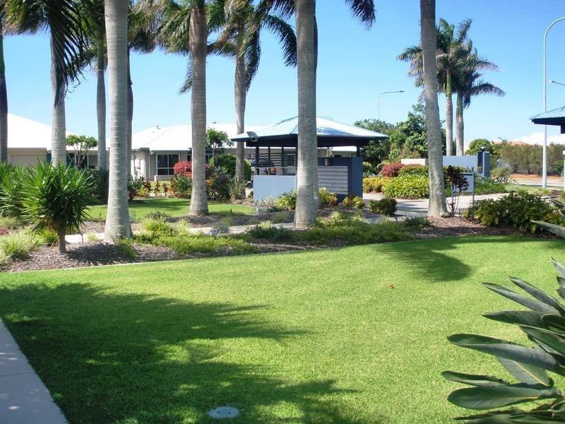 2/2 Grand Parade, Kawana Island QLD 4575