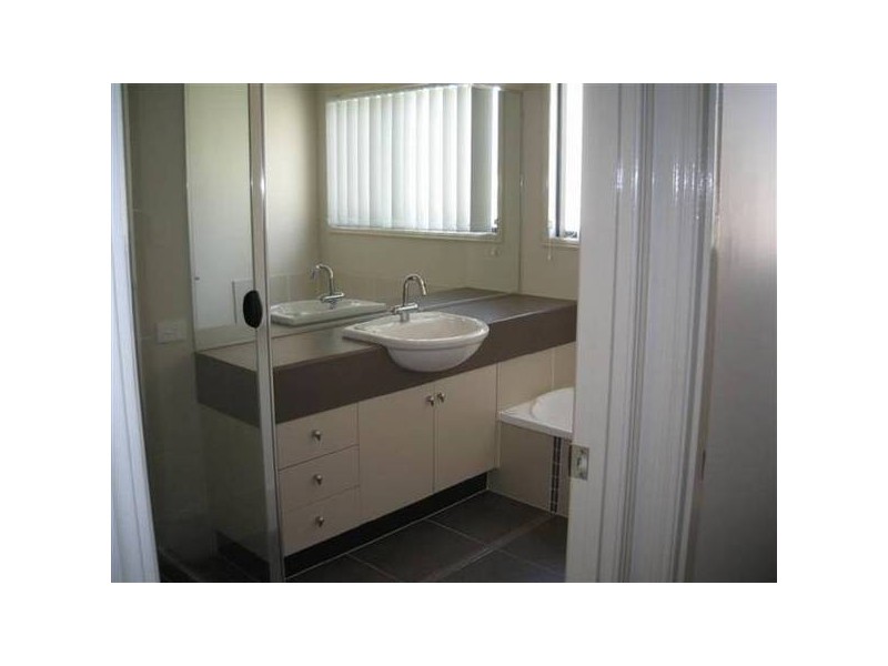 31 Tarawa Street, Kawana Island QLD 4575
