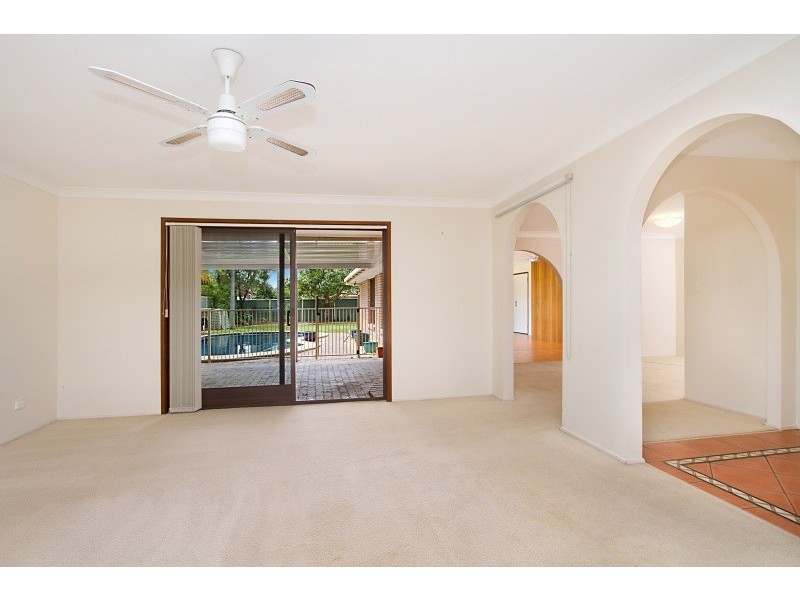 8 Sequoia Close, Elanora QLD 4221