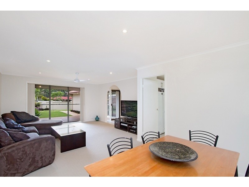 90 K P McGrath Drive, Elanora QLD 4221