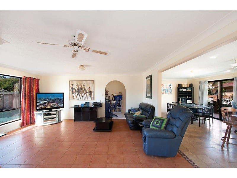 2 Holbrook Way, Elanora QLD 4221