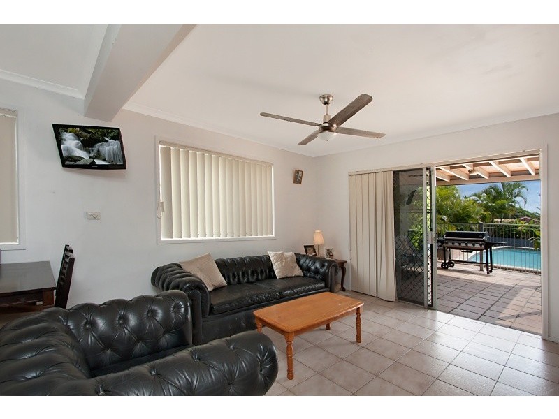 6 Seaview Parade, Elanora QLD 4221