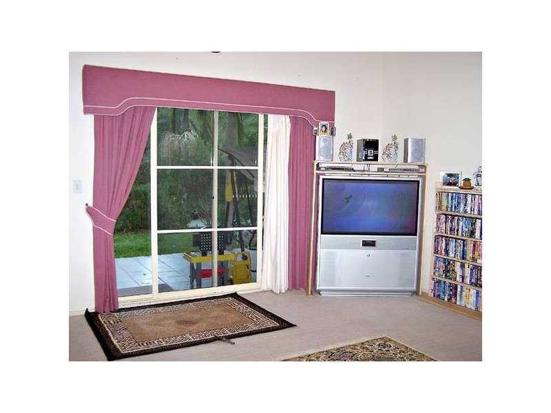 17 Cornwall Drive, Elanora QLD 4221