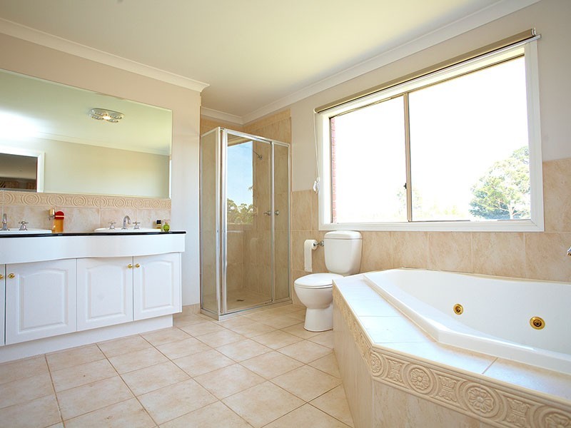 64 Browns Road, Devon Meadows VIC 3977