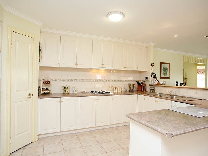 18 Raleon Avenue, Frankston VIC 3199