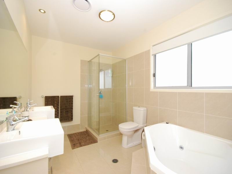 30 Melbourne Avenue, Camp Hill QLD 4152