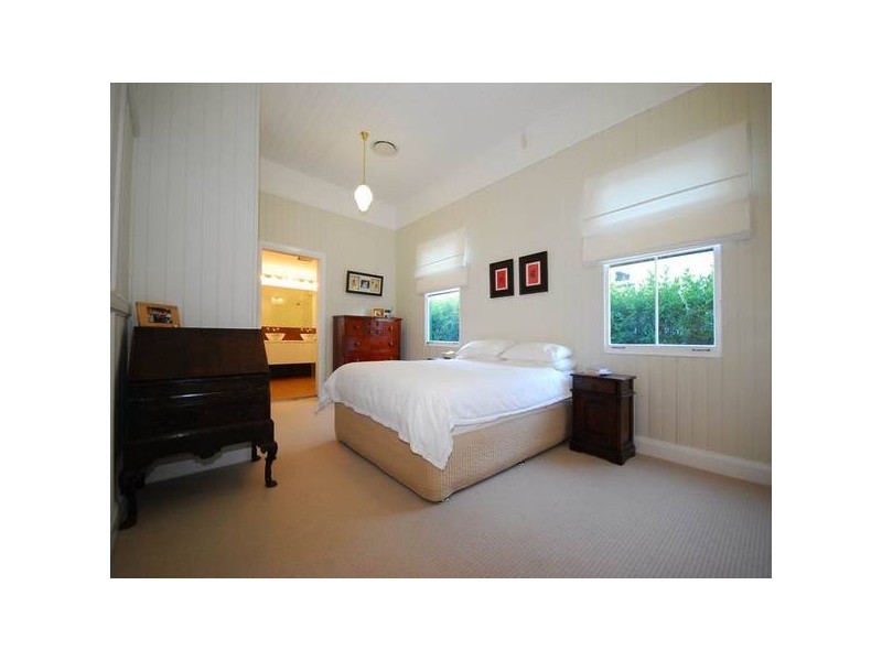 4 Dacre Street, Toowong QLD 4066