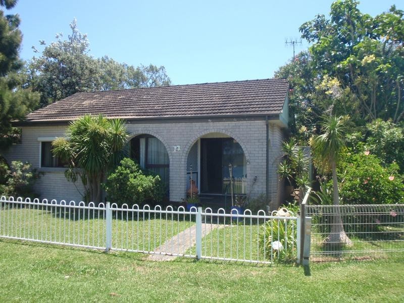 8 North Burge Rd, Woy Woy NSW 2256