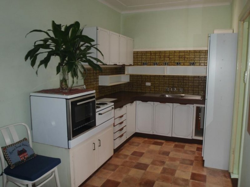 8 North Burge Rd, Woy Woy NSW 2256