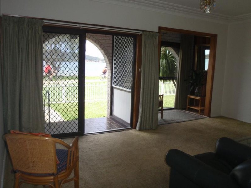 8 North Burge Rd, Woy Woy NSW 2256