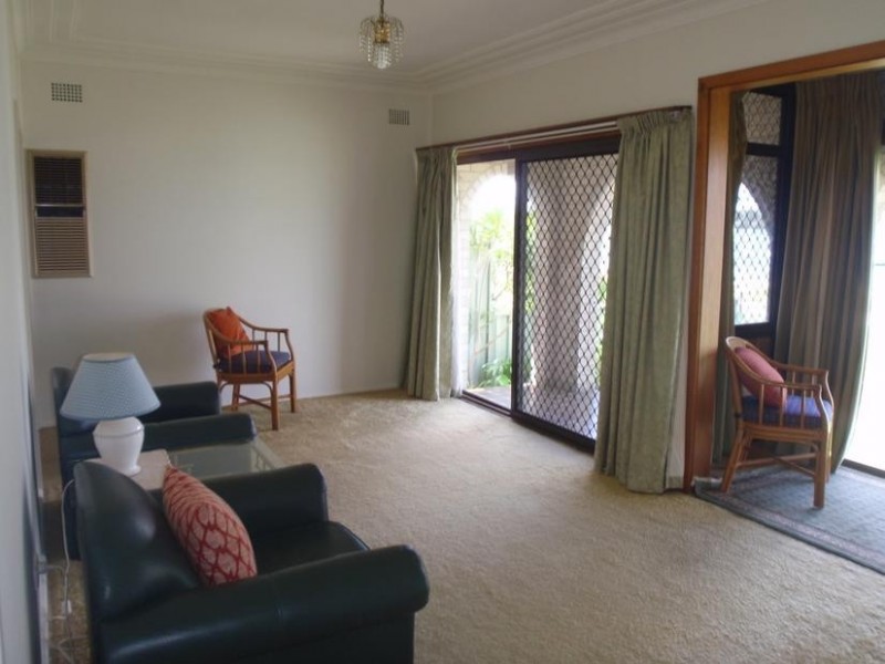 8 North Burge Rd, Woy Woy NSW 2256