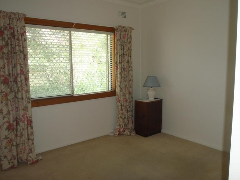 8 North Burge Rd, Woy Woy NSW 2256