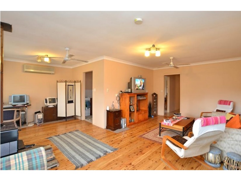 81 Watkin Ave, Woy Woy NSW 2256