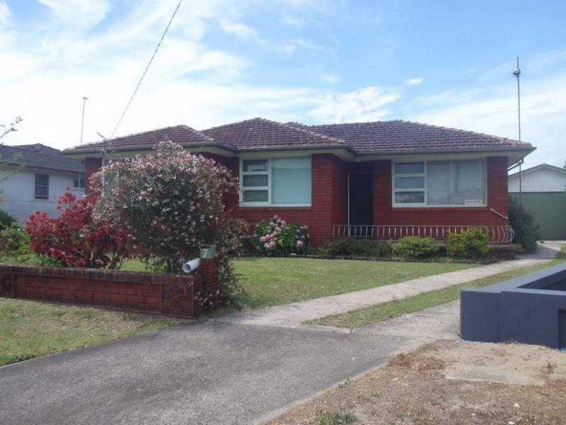 7 Azalea Ave, Woy Woy NSW 2256