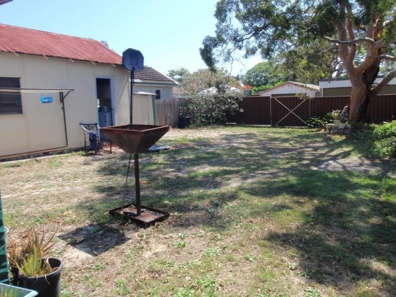 29 Barrenjoey Rd, Ettalong Beach NSW 2257