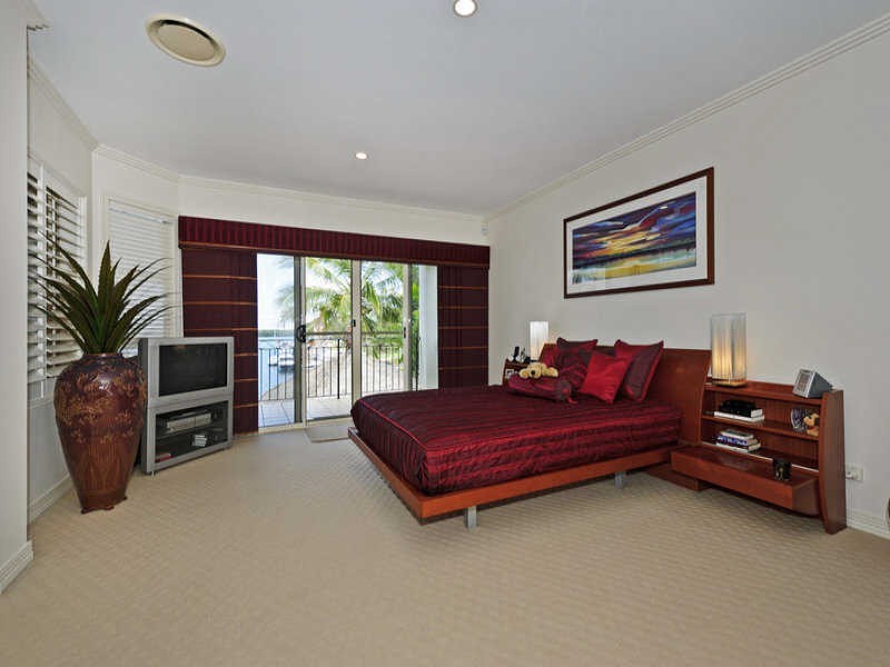 2/9 Joseph Street, Runaway Bay QLD 4216