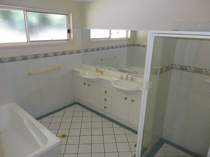 16 Tee Trees Boulevard, Arundel QLD 4214