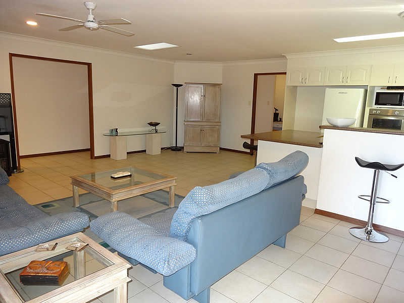 25 Seaspray Street, Paradise Point QLD 4216