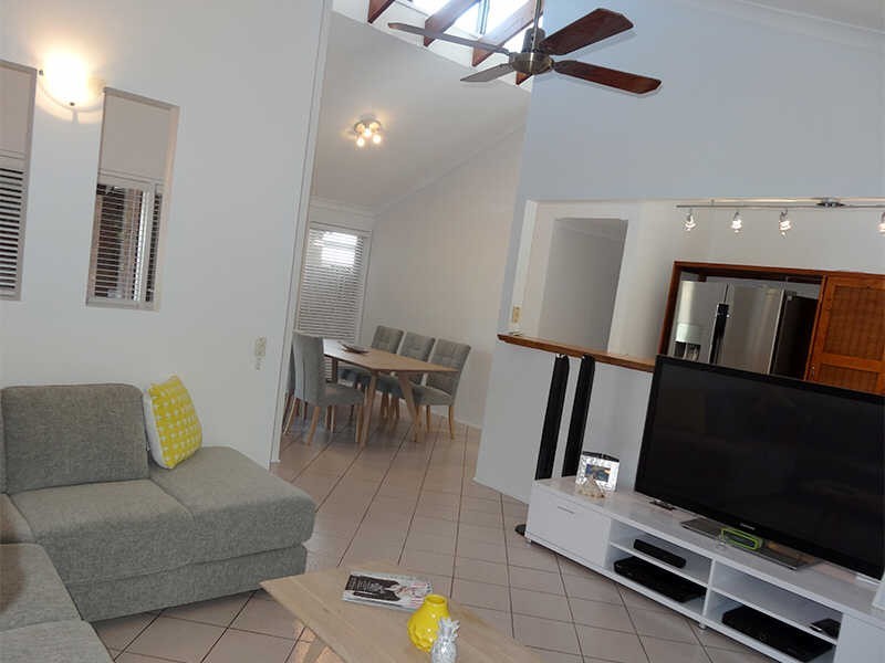 2/136 Oxley Drive, Paradise Point QLD 4216