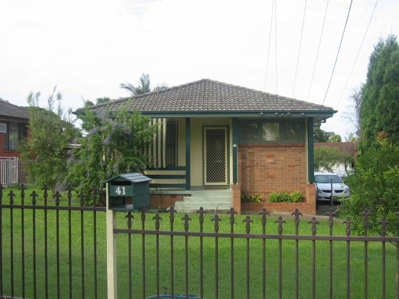 41 Lucena Crescent, Lethbridge Park NSW 2770