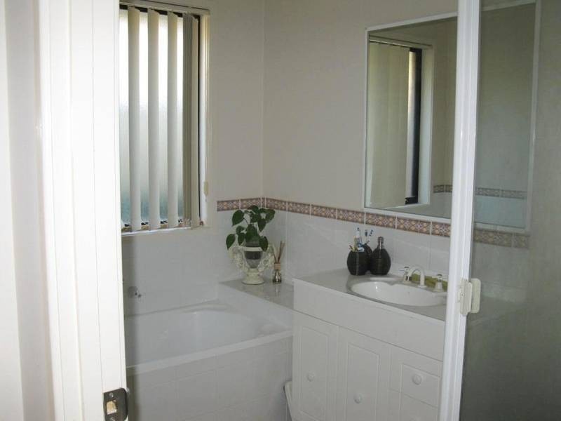 4 Bataan Place, Lethbridge Park NSW 2770